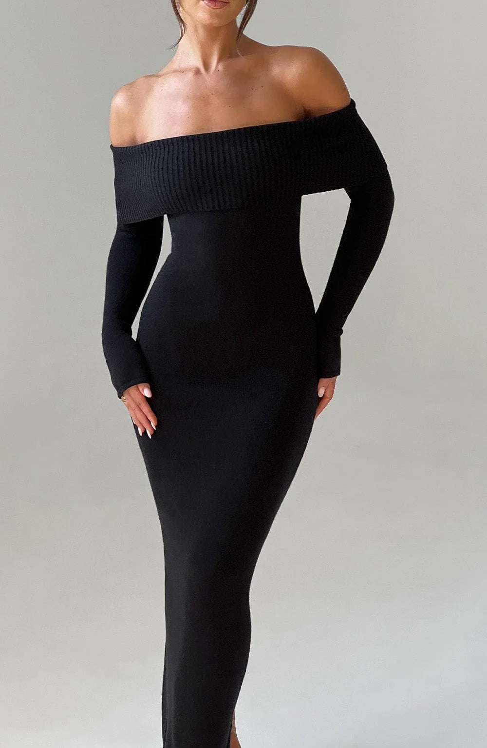Zuzanna™ – Czarna sukienka maxi z dzianiny o modelującym kroju