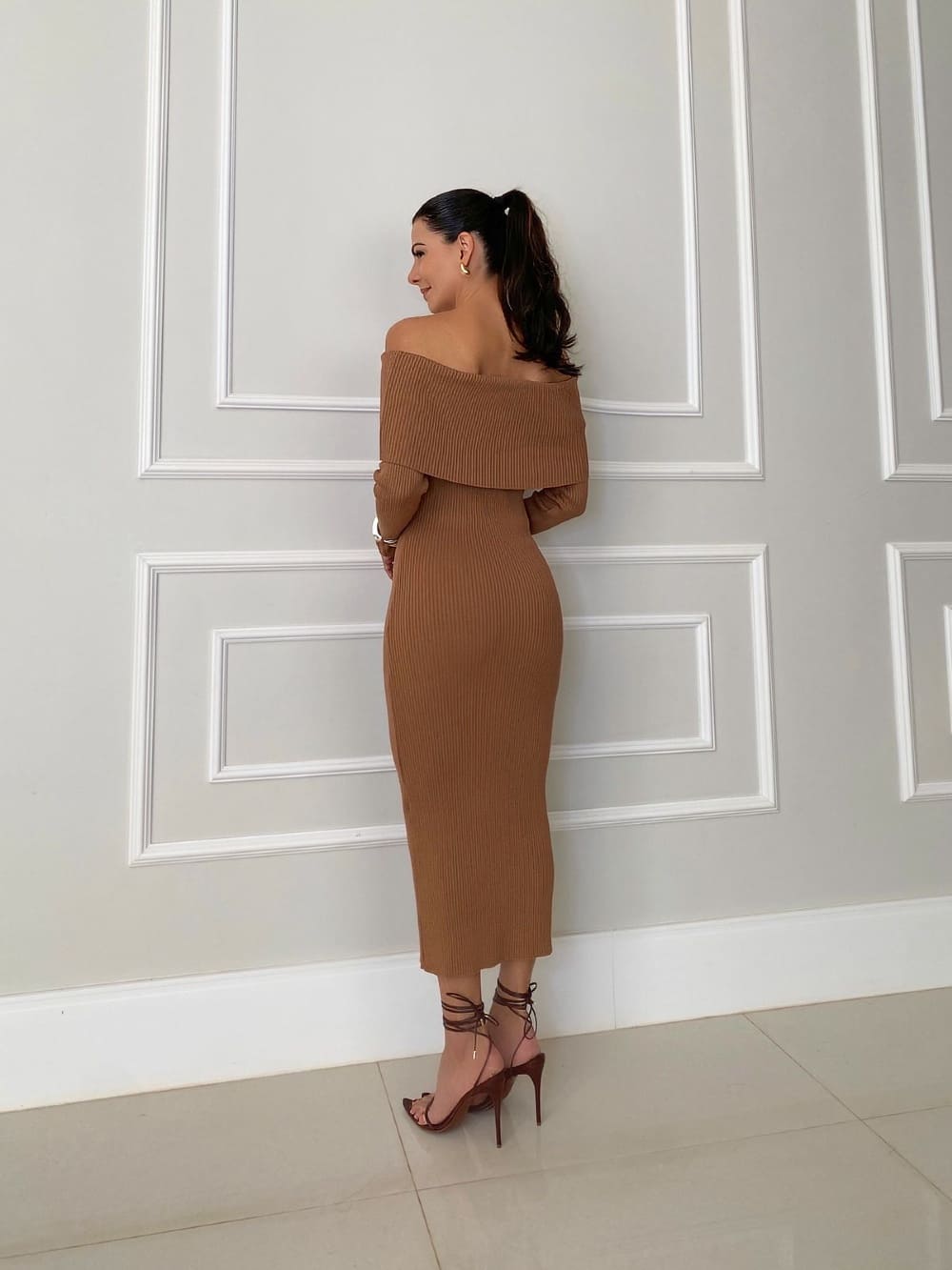 Zuzanna™ – Czarna sukienka maxi z dzianiny o modelującym kroju