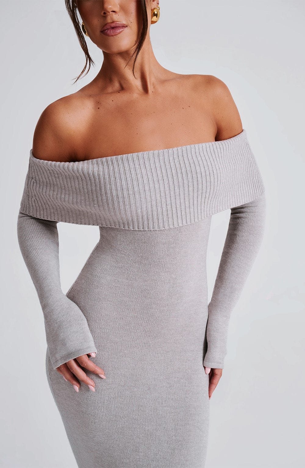Zuzanna™ – Czarna sukienka maxi z dzianiny o modelującym kroju