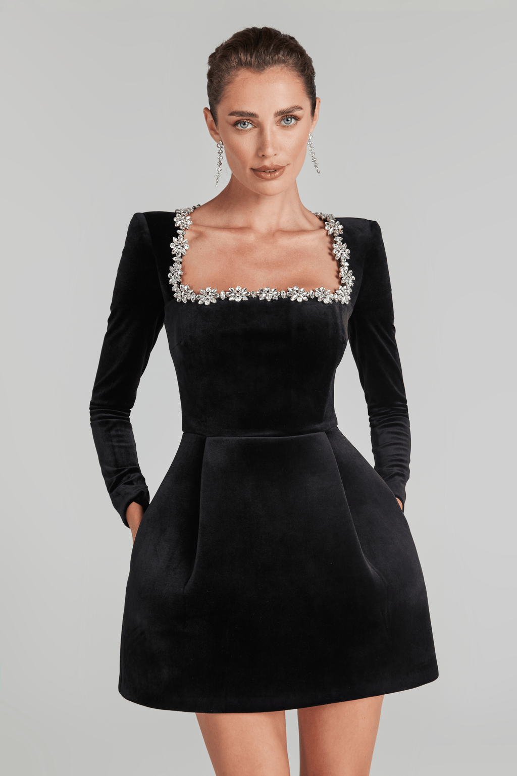 Marlena™ – Zdobiona czarna aksamitna sukienka mini