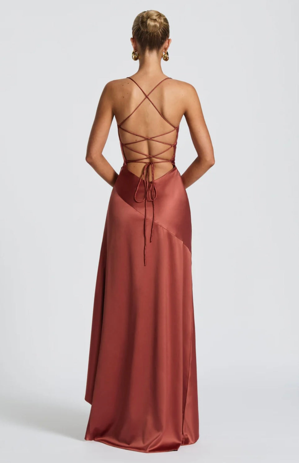 Adrianna™ – Satynowa sukienka maxi z asymetryczną falbaną