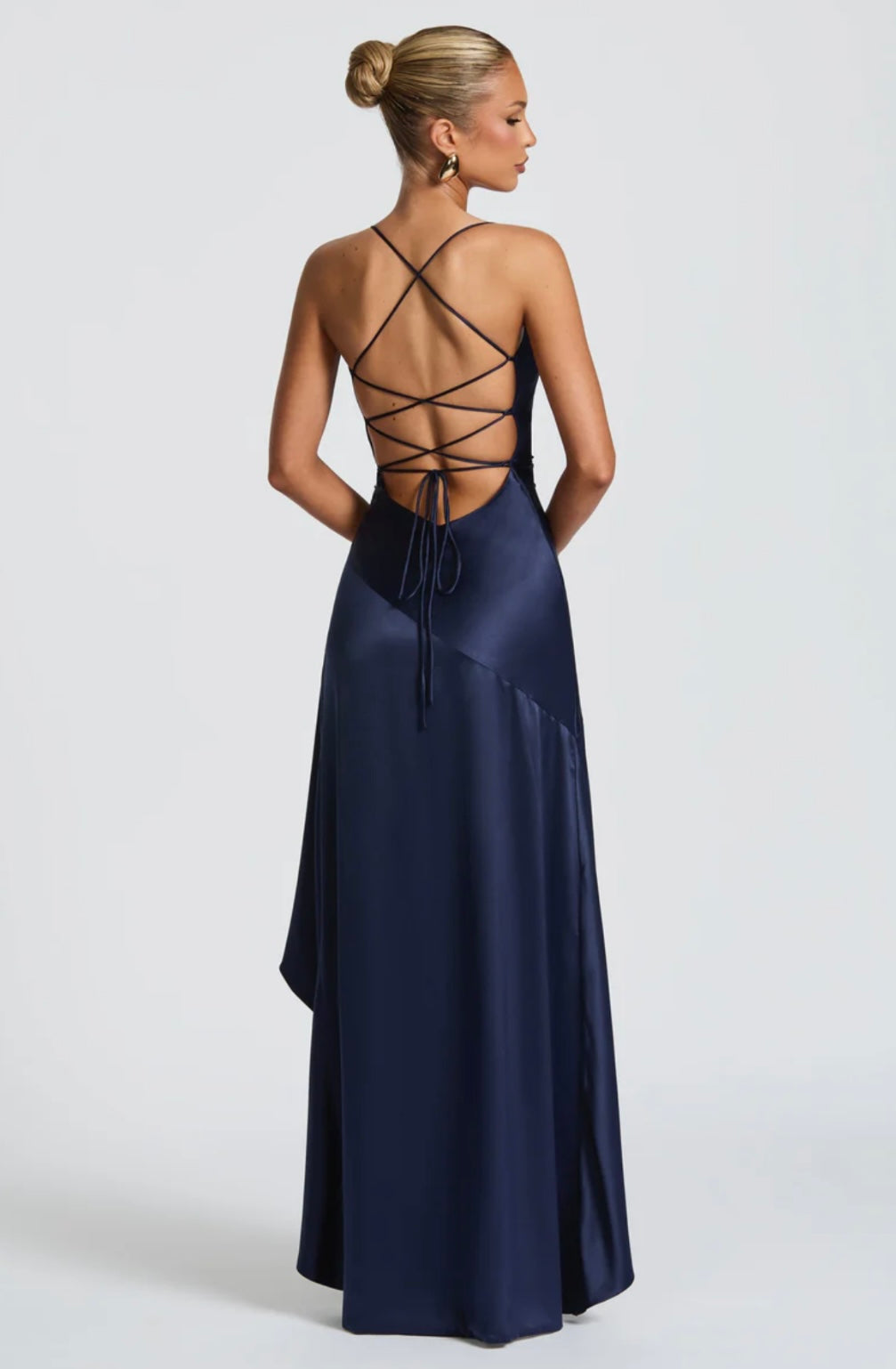 Adrianna™ – Satynowa sukienka maxi z asymetryczną falbaną