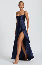 Adrianna™ – Satynowa sukienka maxi z asymetryczną falbaną