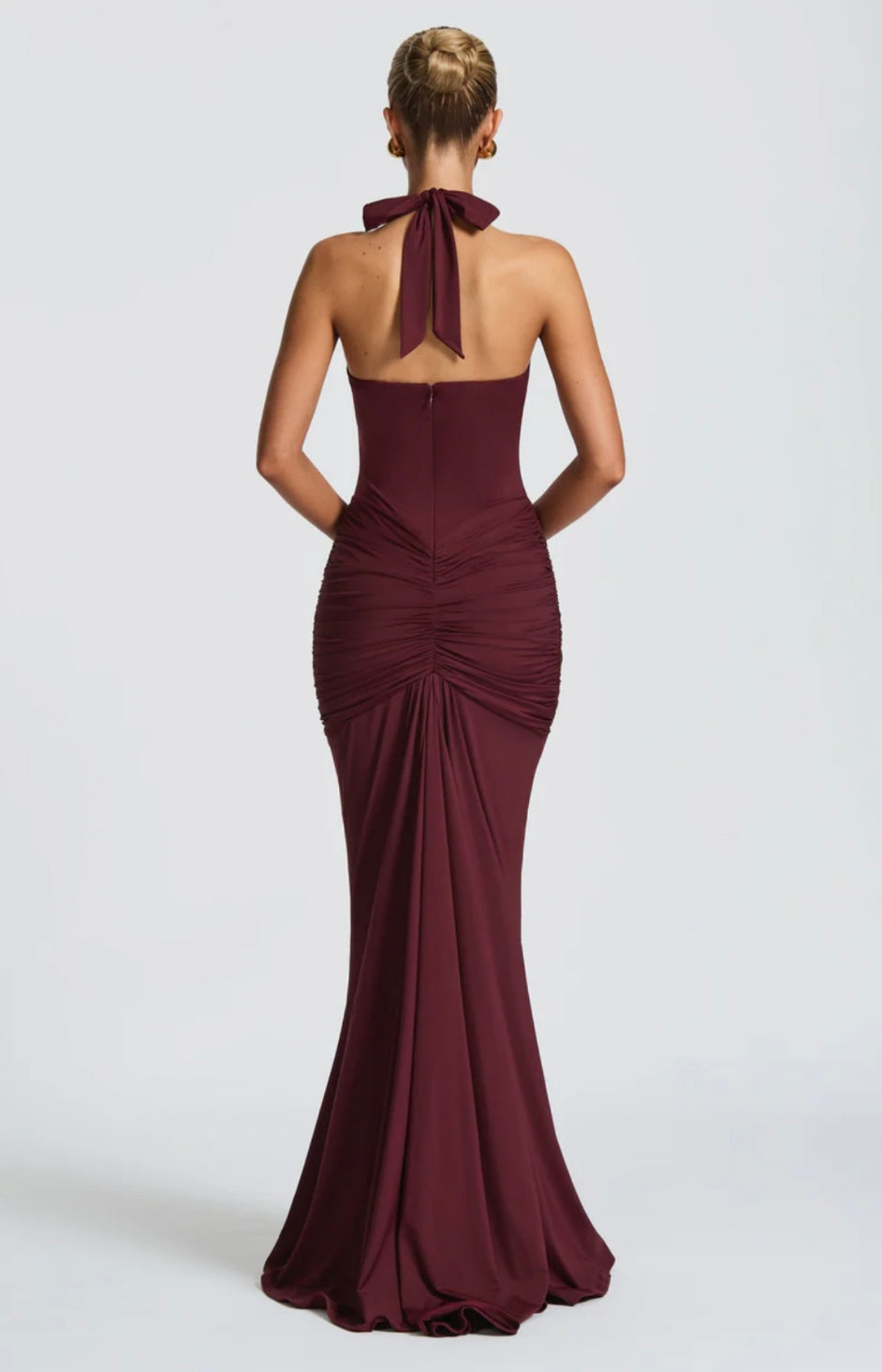 Ewelina™ – Dopasowana sukienka maxi z marszczeniem i głębokim dekoltem halter