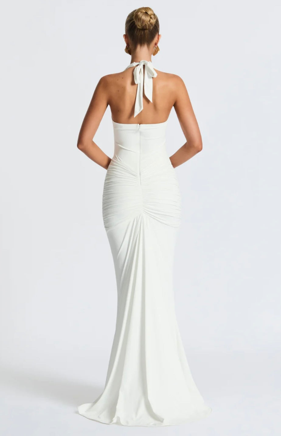 Ewelina™ – Dopasowana sukienka maxi z marszczeniem i głębokim dekoltem halter