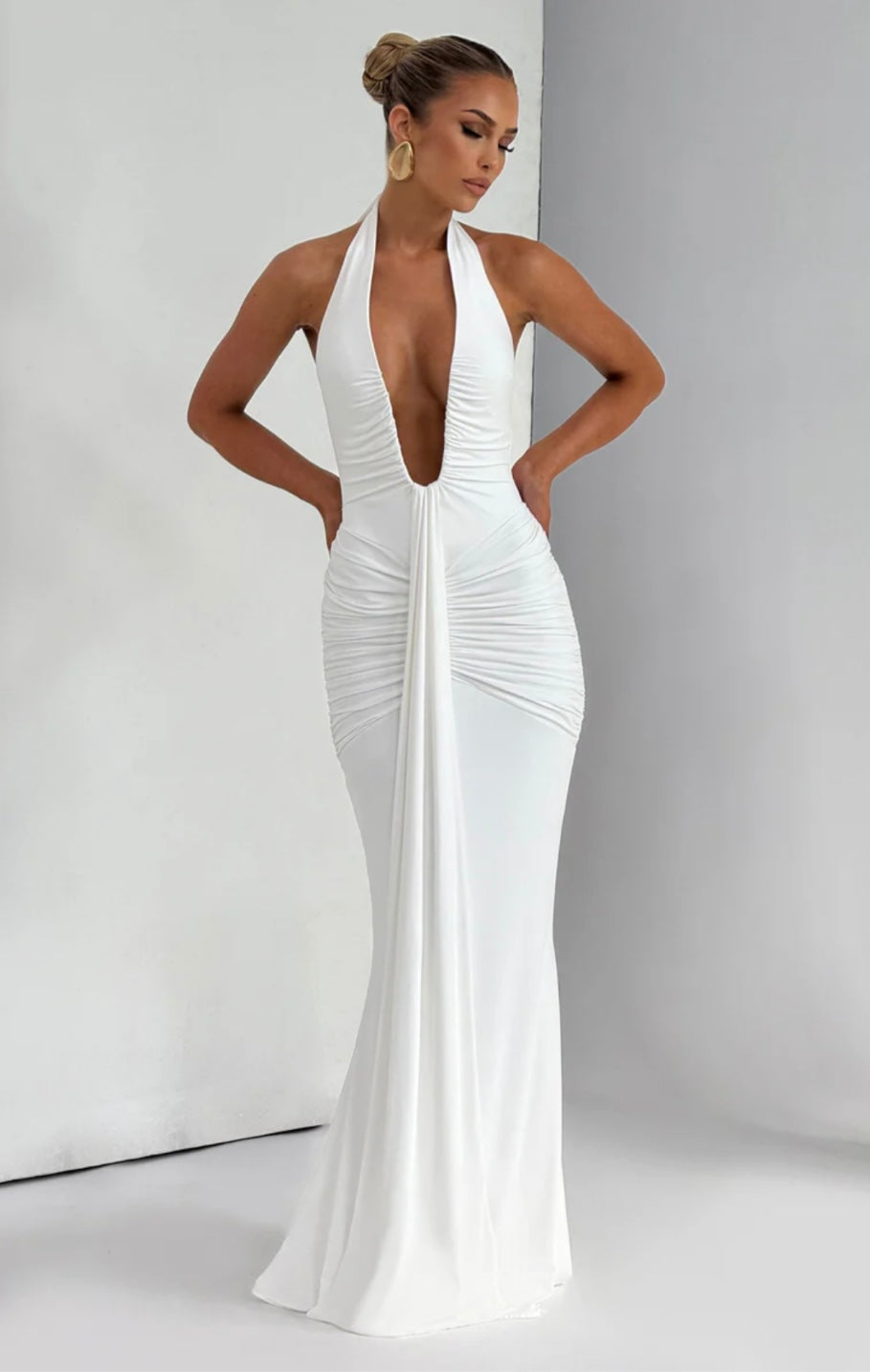 Ewelina™ – Dopasowana sukienka maxi z marszczeniem i głębokim dekoltem halter