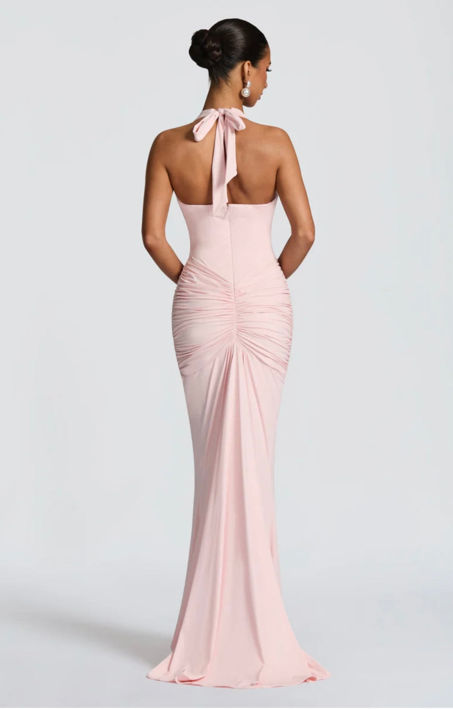 Ewelina™ – Dopasowana sukienka maxi z marszczeniem i głębokim dekoltem halter