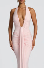 Ewelina™ – Dopasowana sukienka maxi z marszczeniem i głębokim dekoltem halter