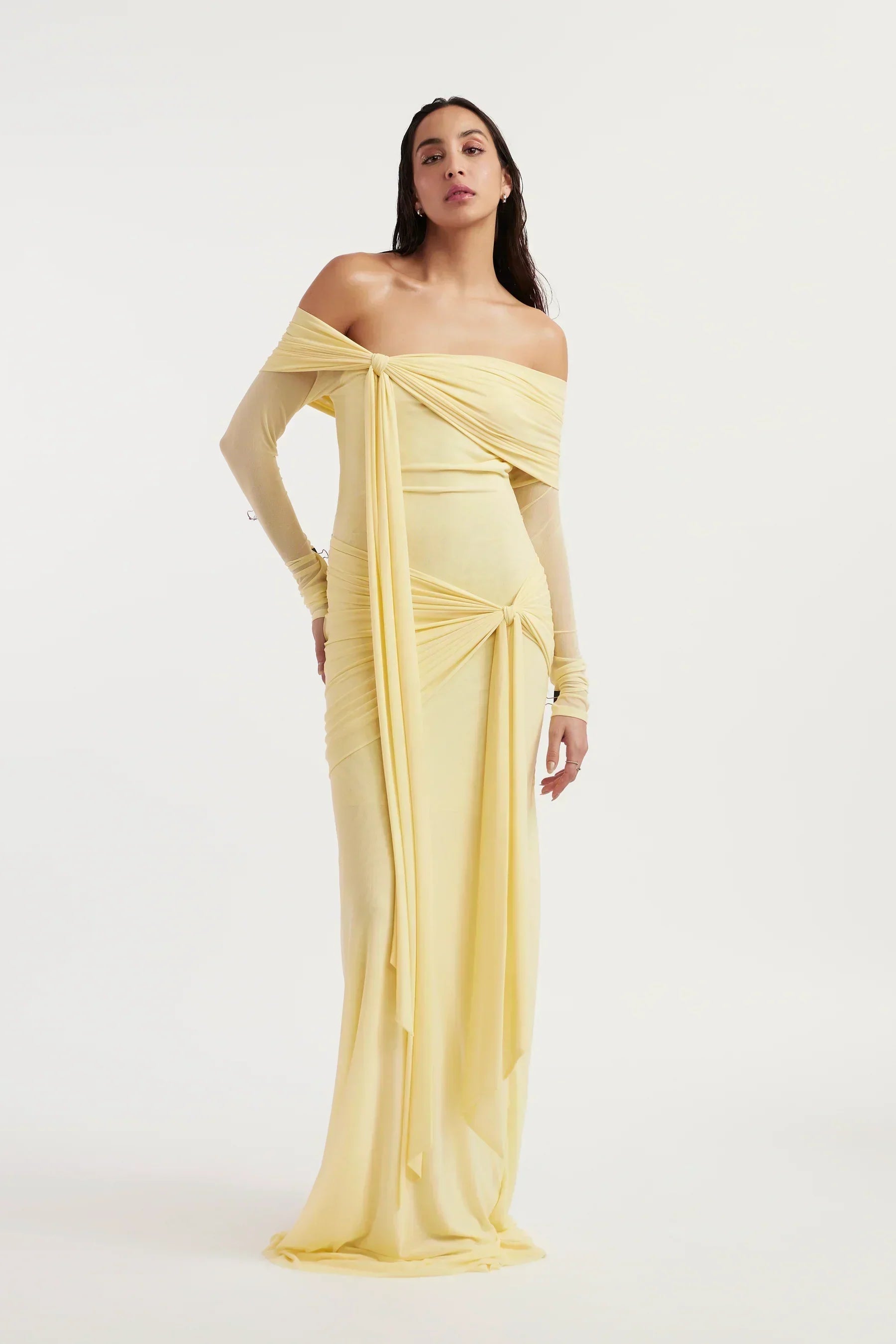 Renata™ – Sukienka maxi z drapowaną siateczką i odkrytymi ramionami
