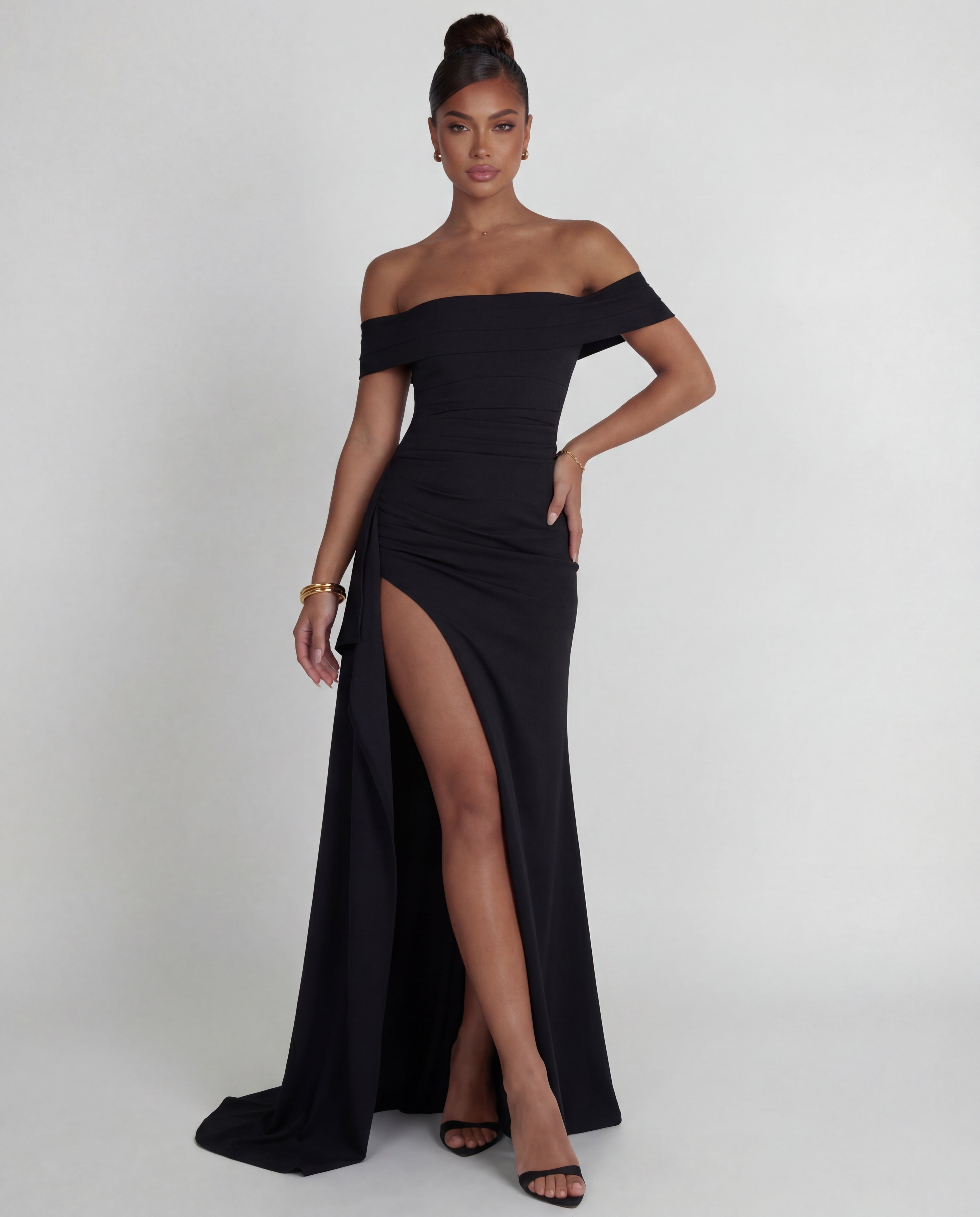 Lidia™ – Dopasowana sukienka maxi z odsłoniętymi ramionami