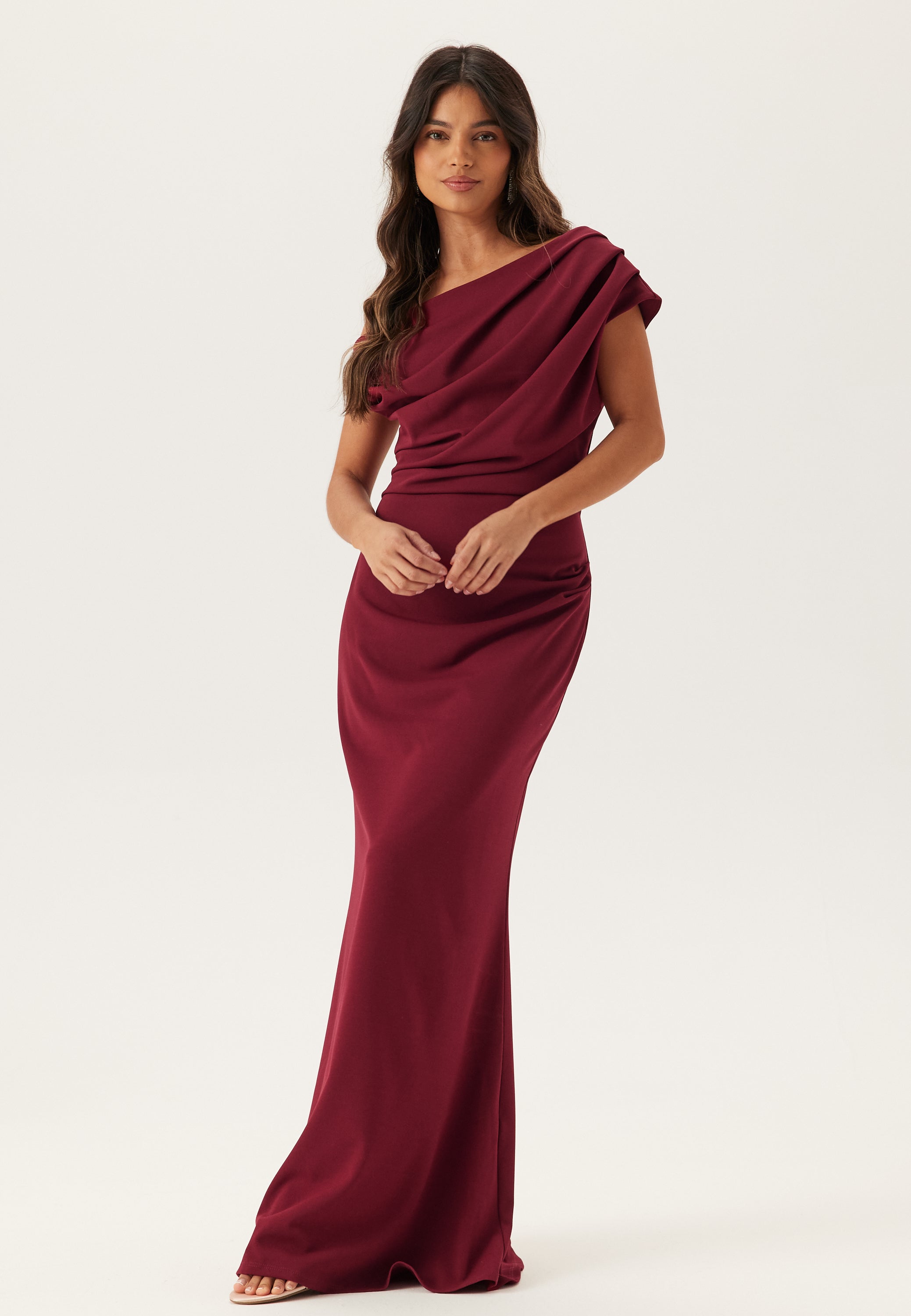 Sandra™ – Bordowa drapowana sukienka maxi na jedno ramię