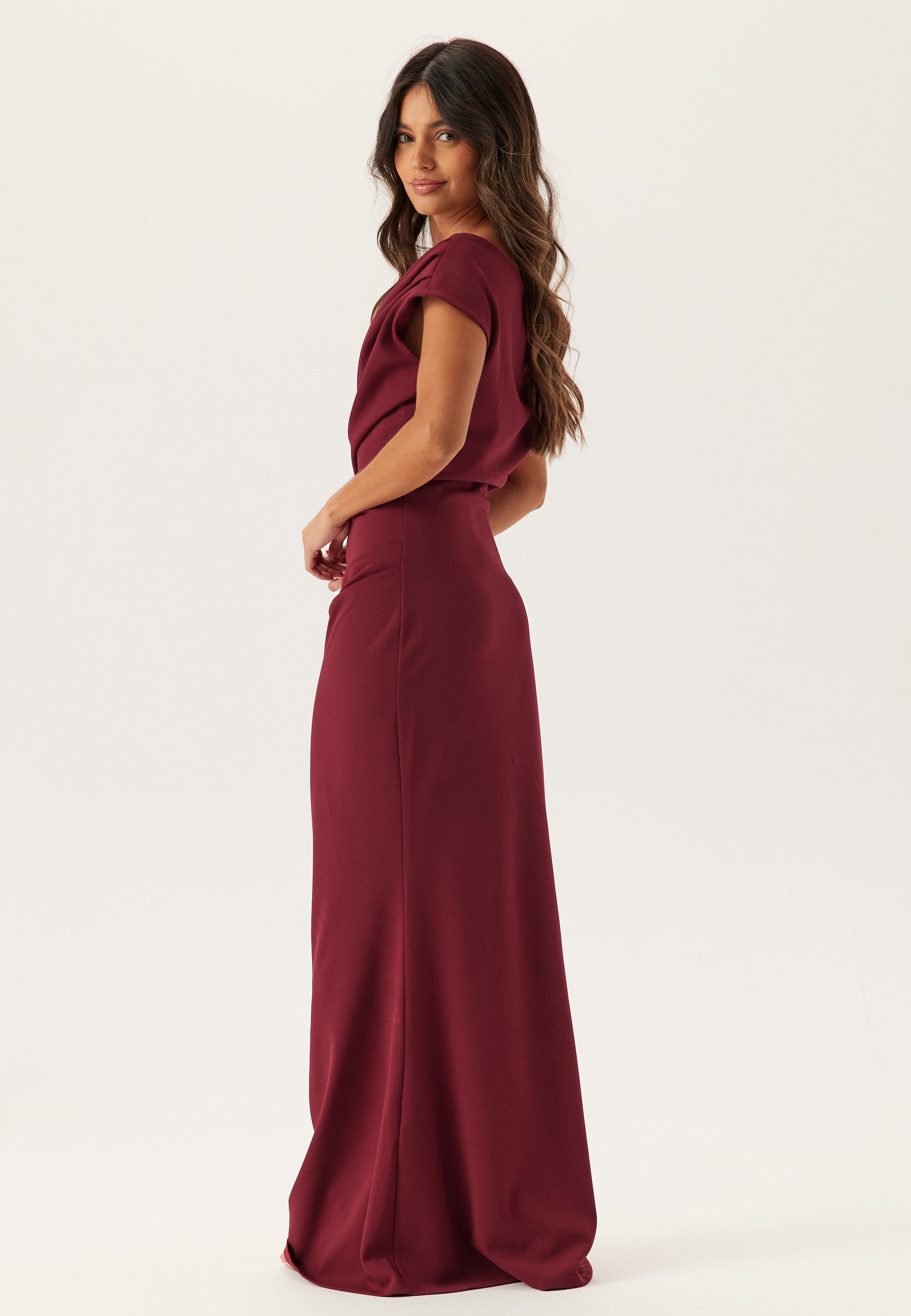Sandra™ – Bordowa drapowana sukienka maxi na jedno ramię