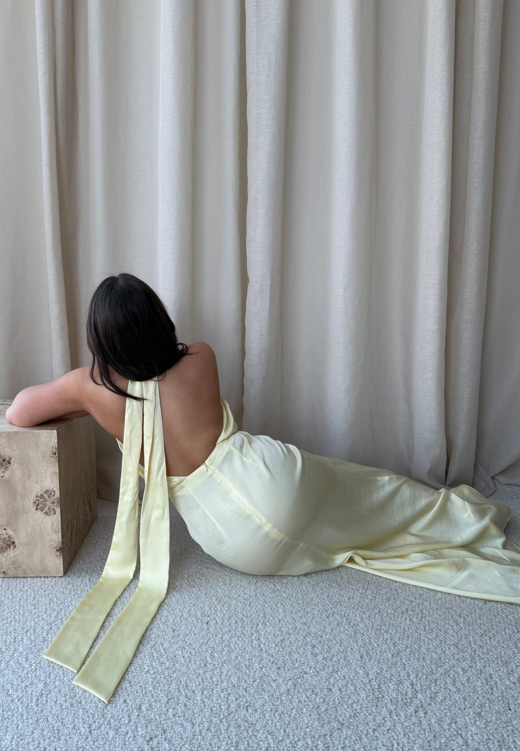 Wiktoria™ – Maślanożółta satynowa sukienka maxi halter