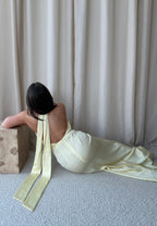 Wiktoria™ – Maślanożółta satynowa sukienka maxi halter