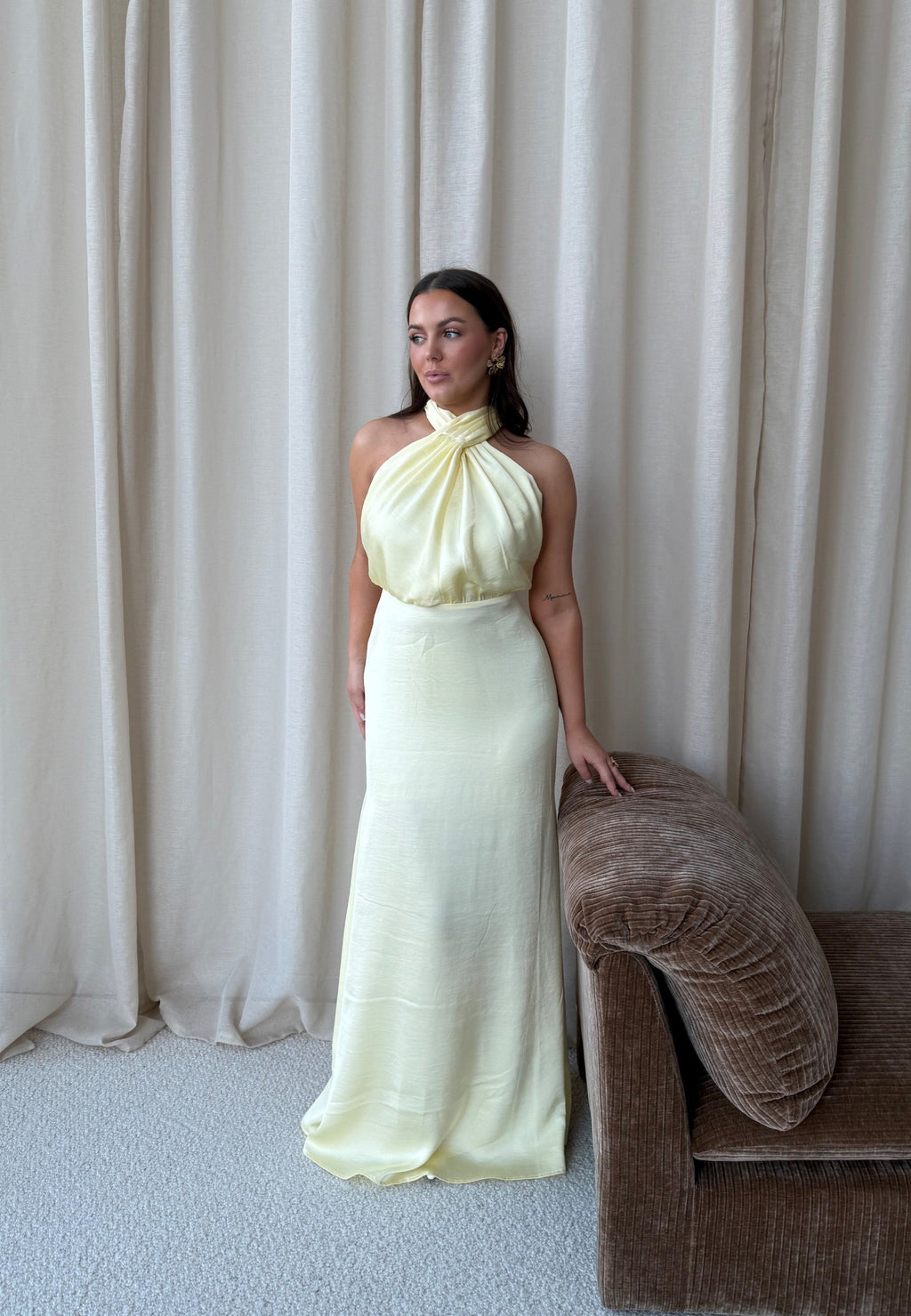 Wiktoria™ – Maślanożółta satynowa sukienka maxi halter