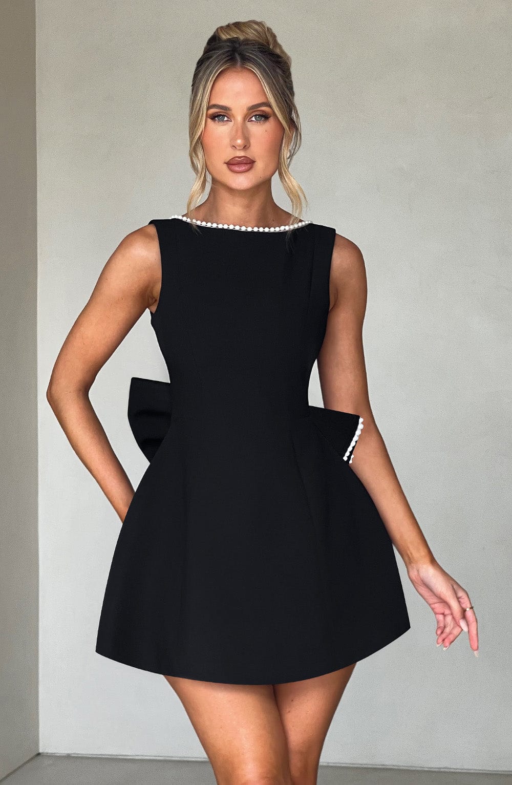 Daria™ – Modelująca sukienka mini bez rękawów z perłowym dekoltem