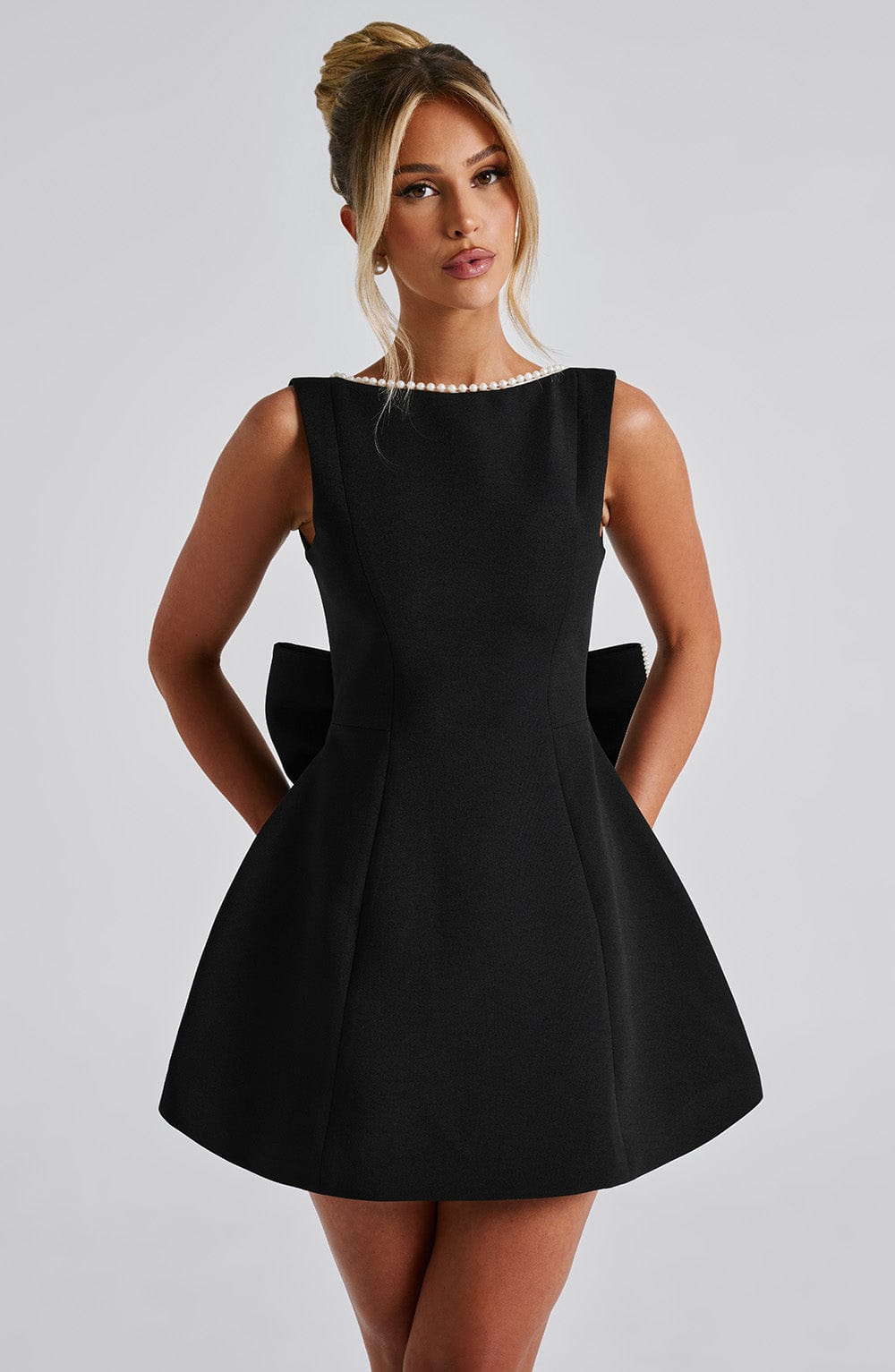 Daria™ – Modelująca sukienka mini bez rękawów z perłowym dekoltem