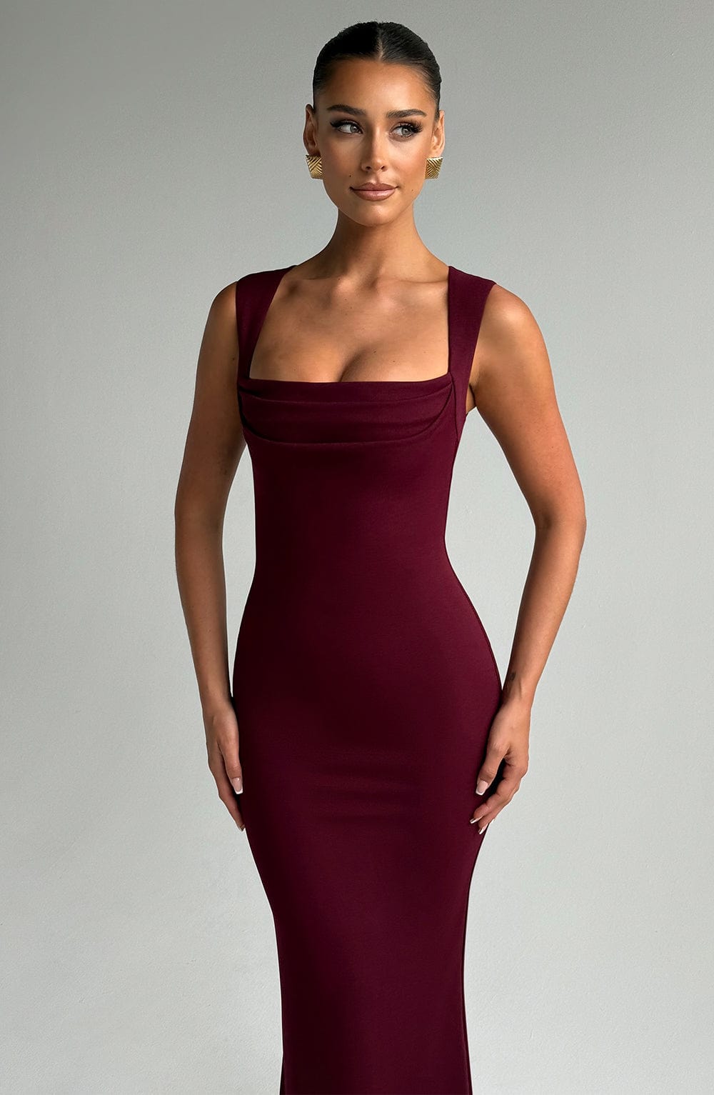 Liliana™ – Bordowa modelująca sukienka maxi z kwadratowym dekoltem