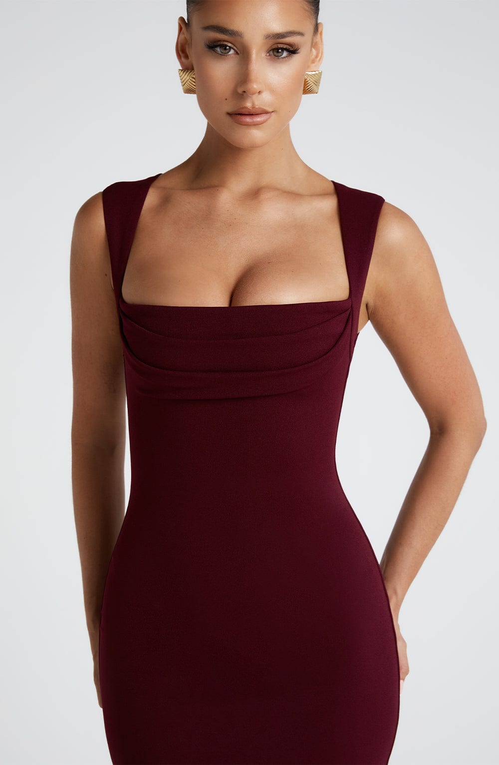 Liliana™ – Bordowa modelująca sukienka maxi z kwadratowym dekoltem