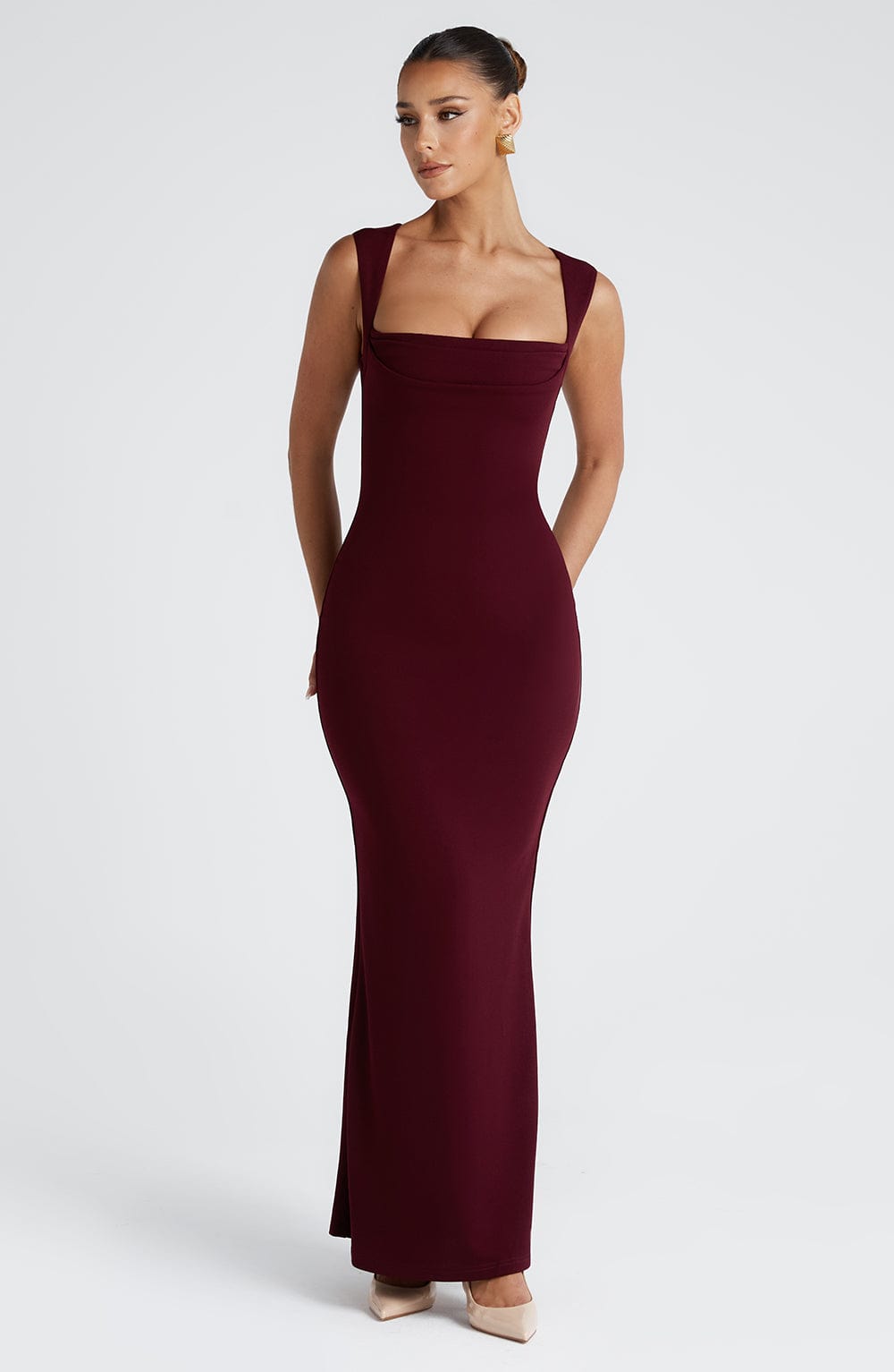 Liliana™ – Bordowa modelująca sukienka maxi z kwadratowym dekoltem