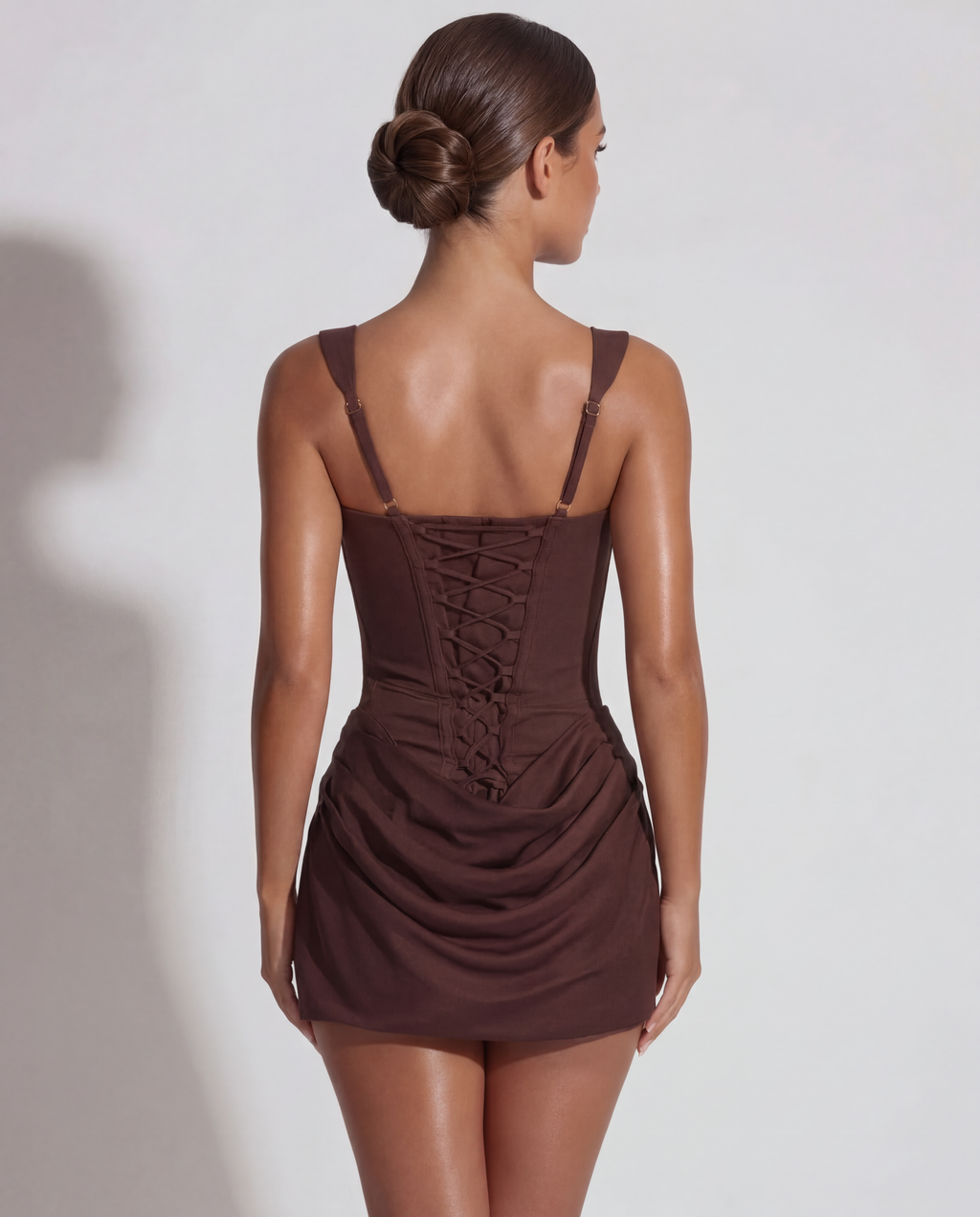 Paulina™ – Czarna modelująca sukienka mini